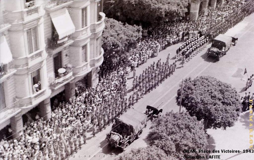 ORAN 1943 DEFILE PLACE DES VICTOIRES (2).JPG